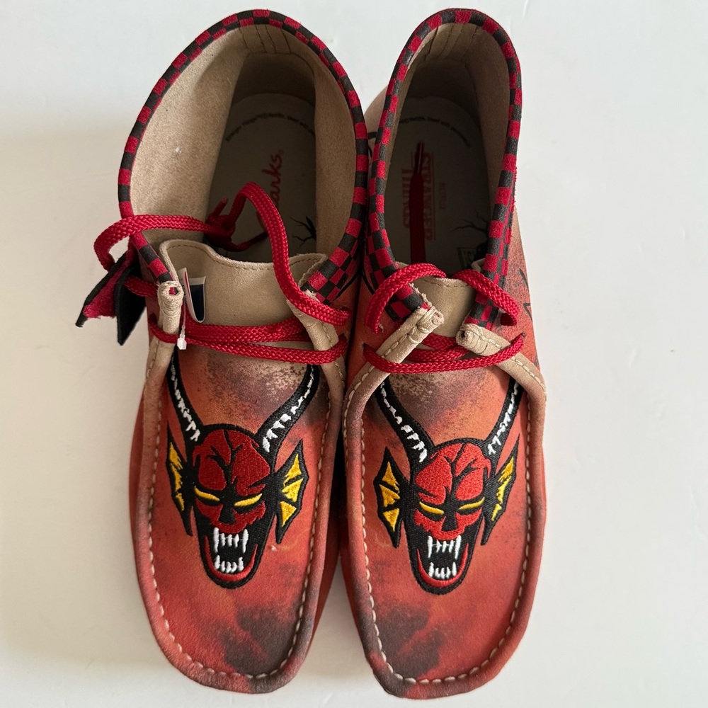 Stranger Things x Clarks Original Wallabee Evo Hellfire Club Shoes Men’s size 13 - Picture 4 of 13